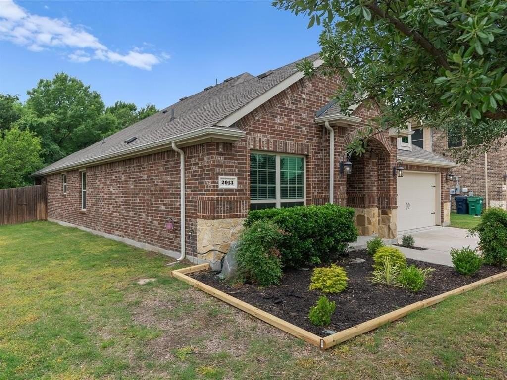 2913 Megan St - Photo 3 of 26