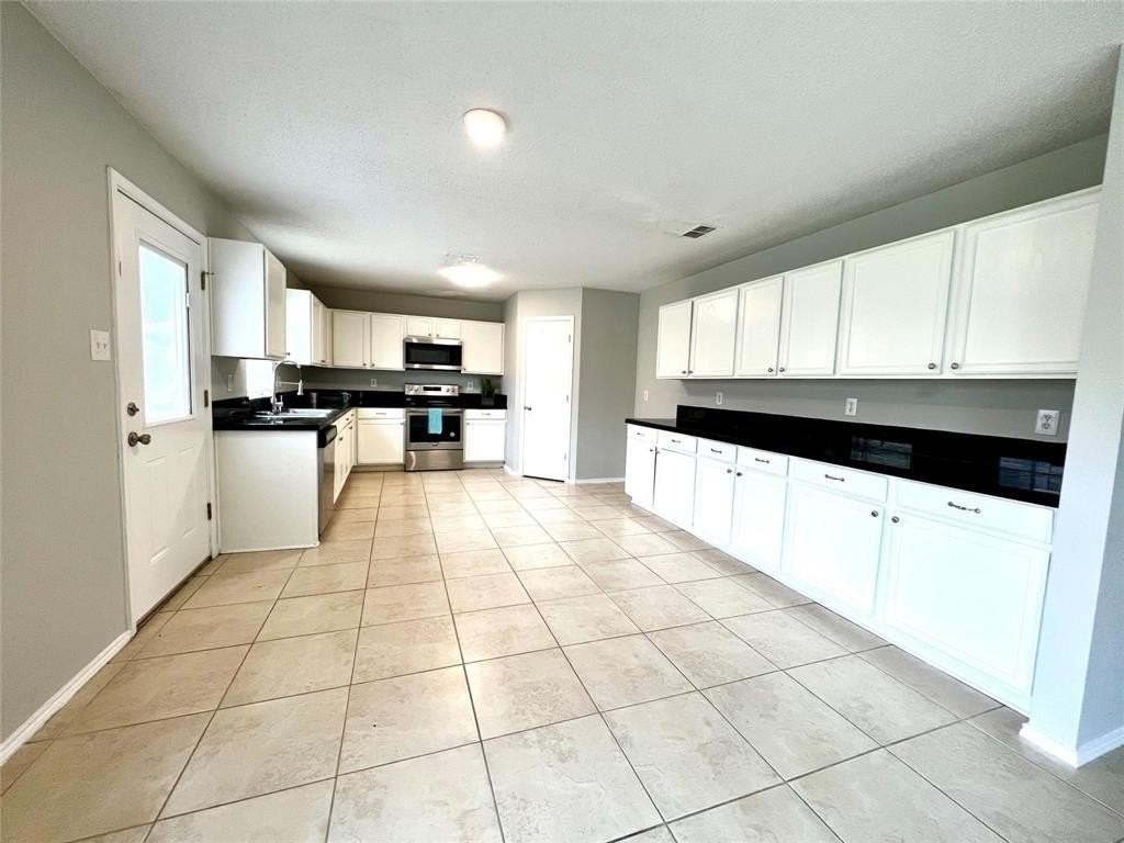 2625 Lake Meadow Dr - Photo 7 of 23