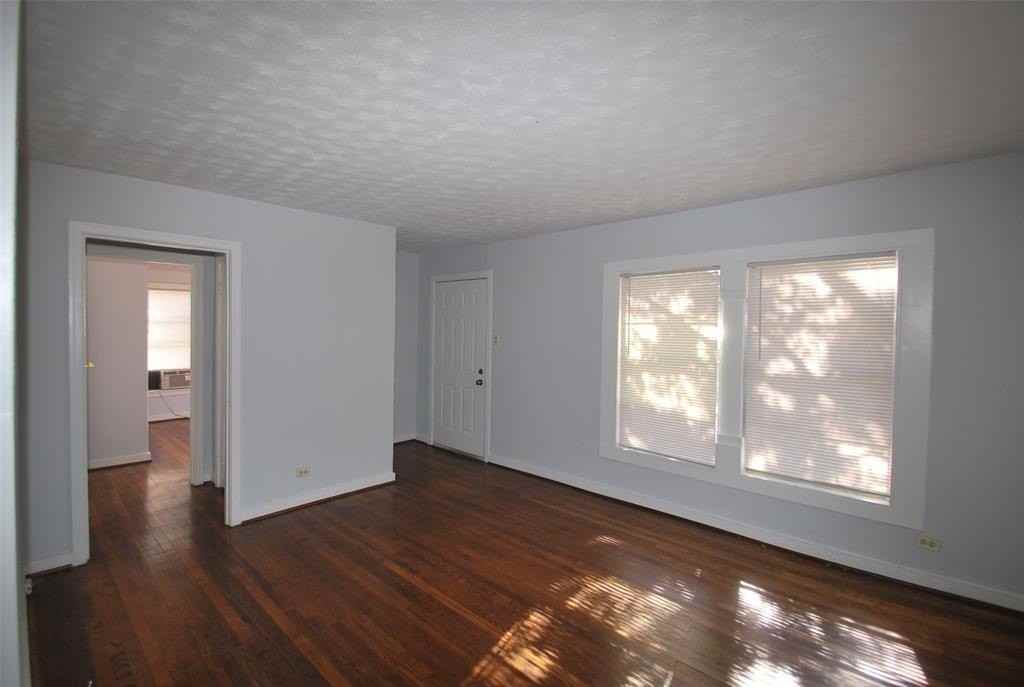 6918 Lockheed Ave - Photo 2 of 8