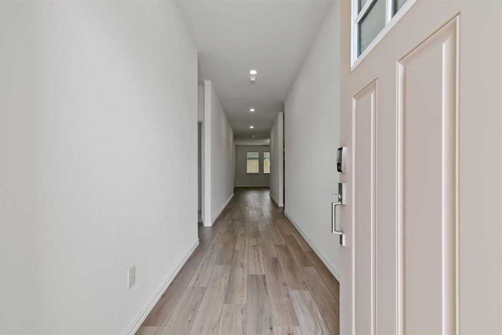 952 Dustwood Dr - Photo 5 of 40