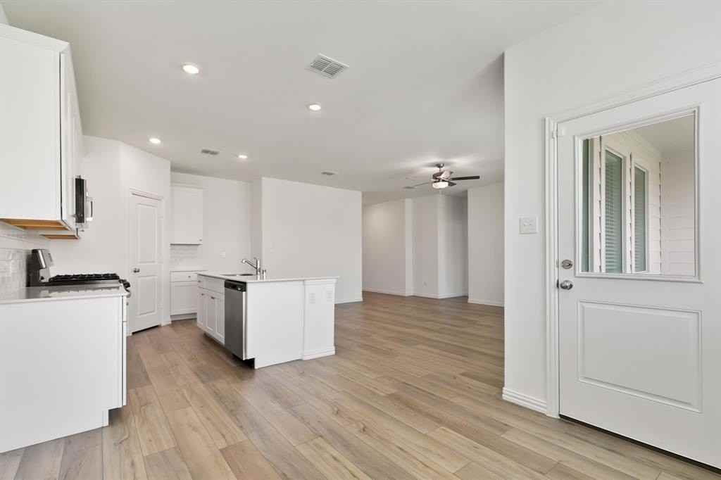 952 Dustwood Dr - Photo 6 of 40