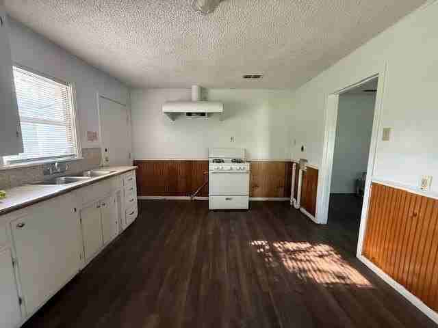 1557 Sycamore St - Photo 6 of 14