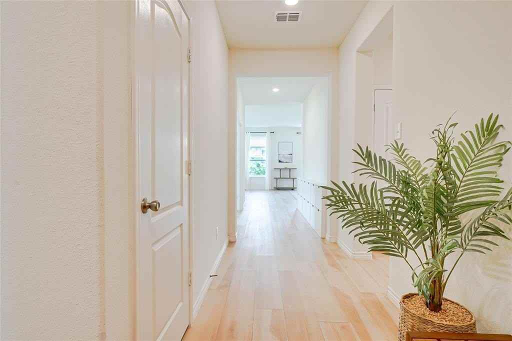 405 Club House Dr - Photo 3 of 23