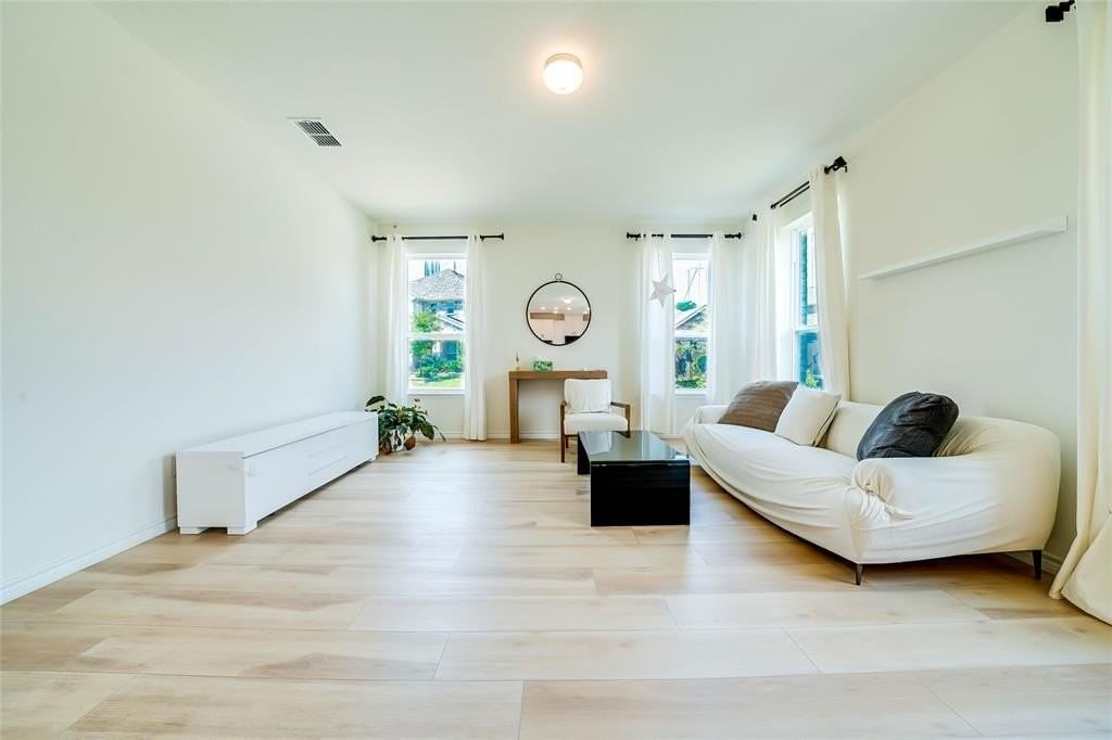 405 Club House Dr - Photo 5 of 23