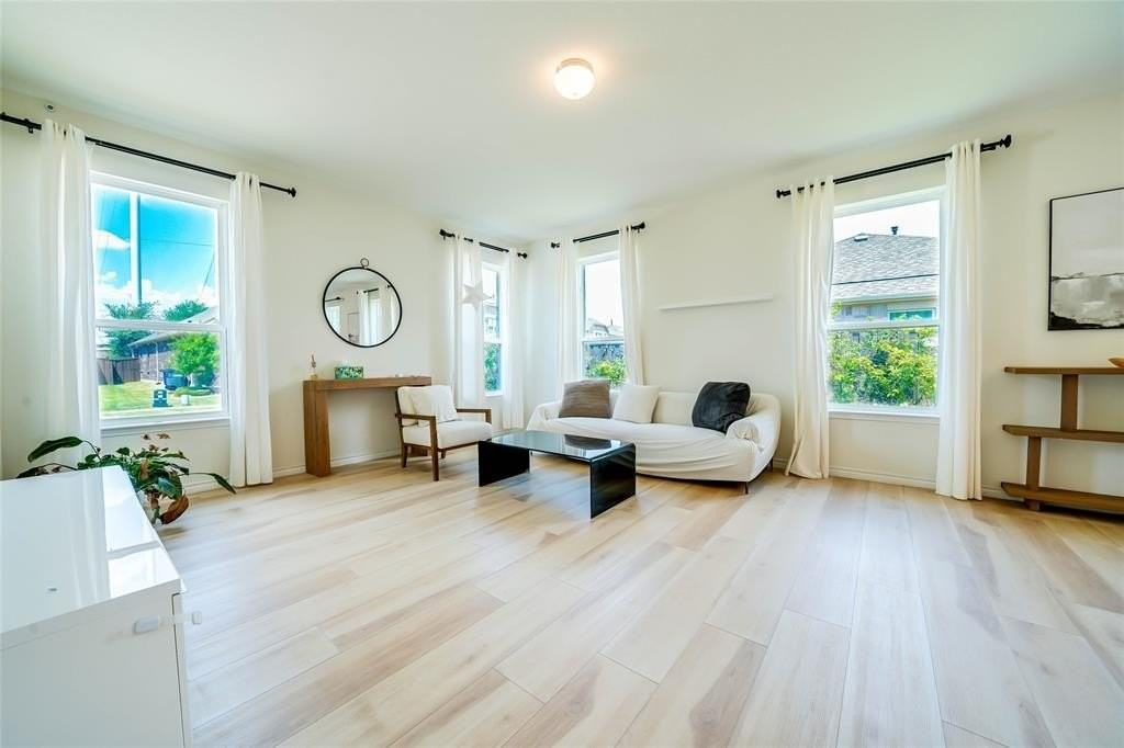 405 Club House Dr - Photo 6 of 23