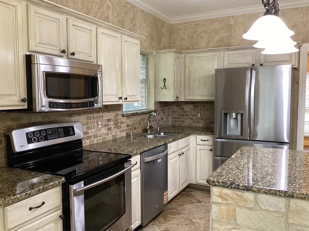 7774 Park Downs Dr - Photo 7 of 33