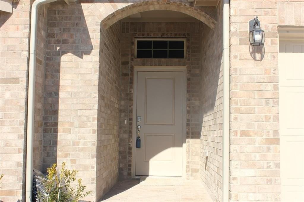 16028 Bronte Ln - Photo 4 of 28
