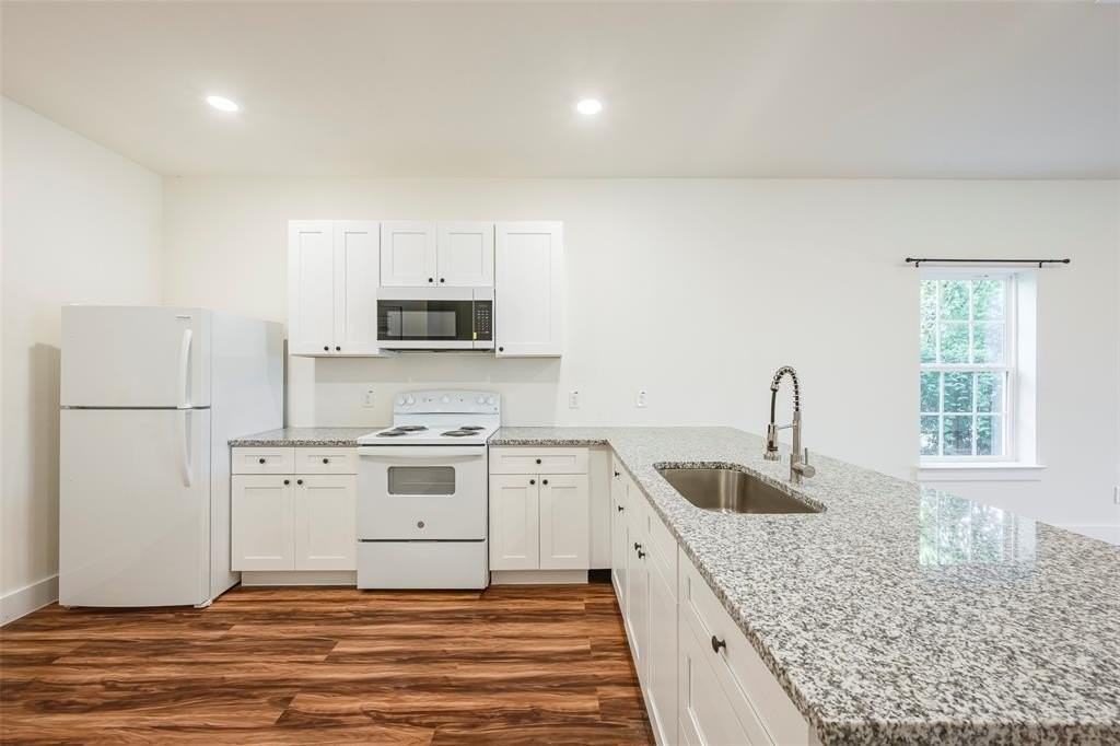 3523 Herrling St - Photo 7 of 14