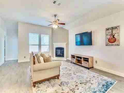 11001 Blaze St - Photo 4 of 26