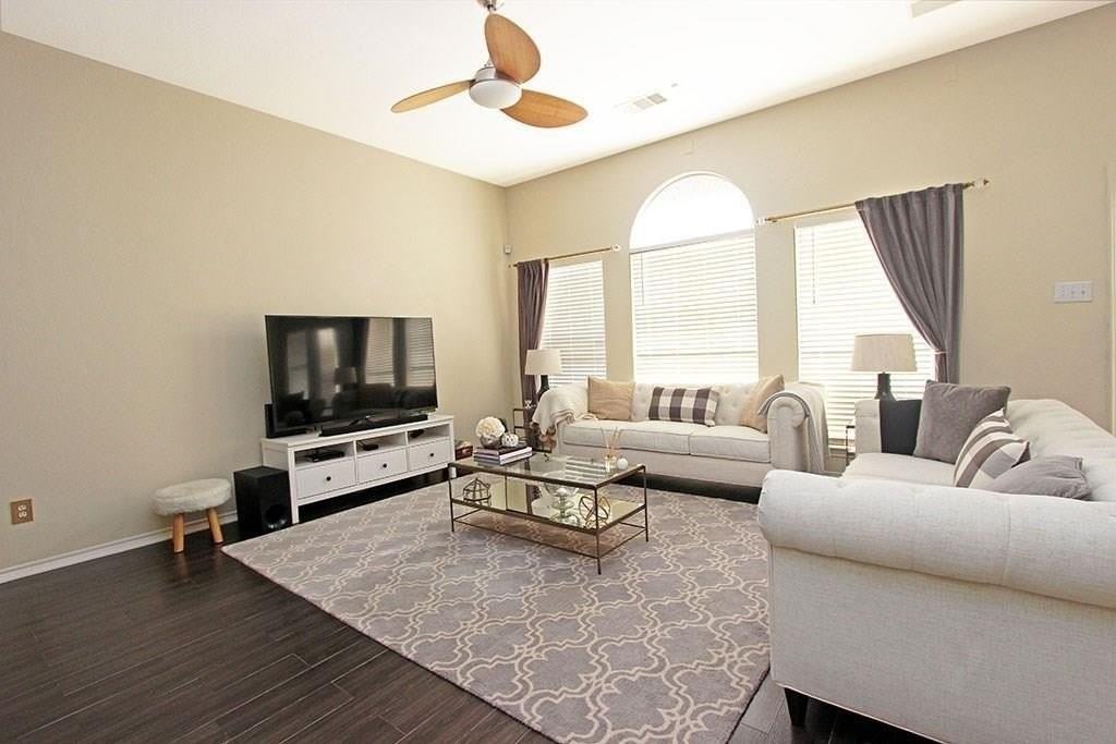 1861 Carson Ln - Photo 4 of 27