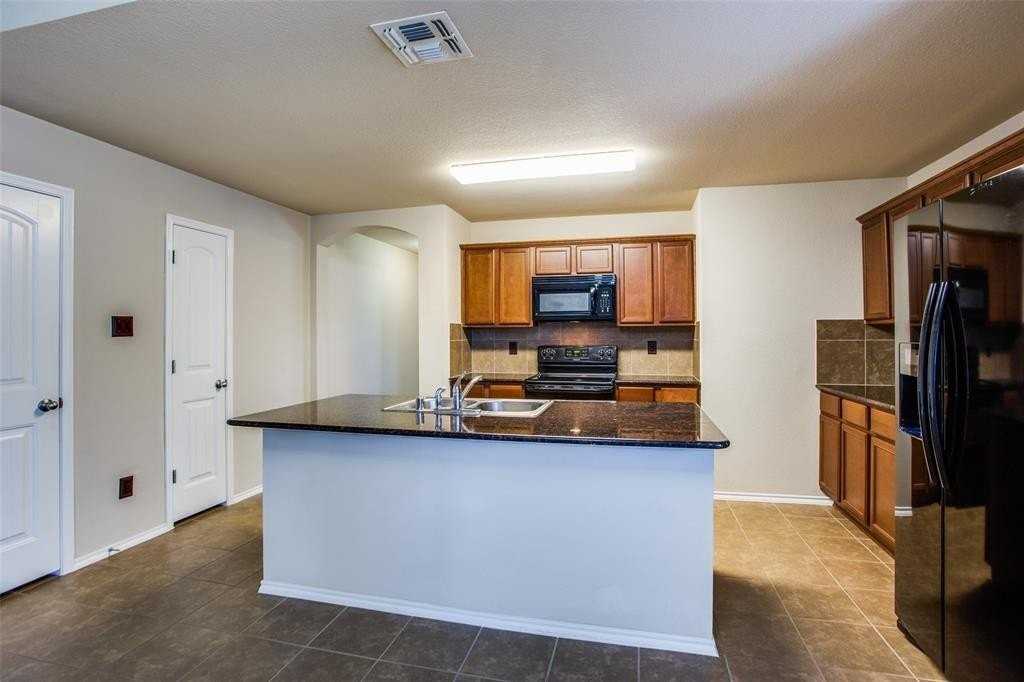 1121 Rainer Dr - Photo 5 of 15