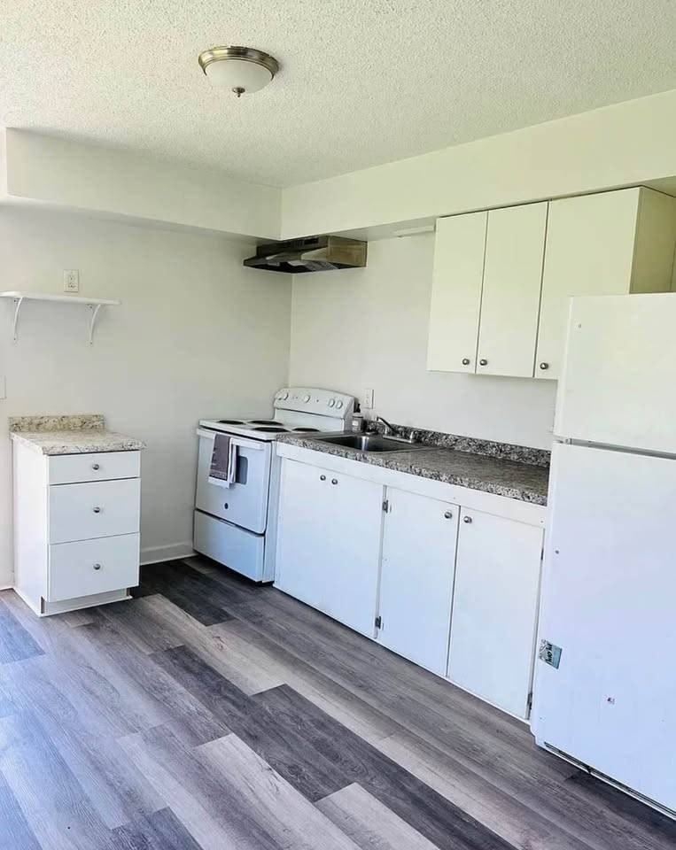 529 20th St W #D - Photo 3 of 9