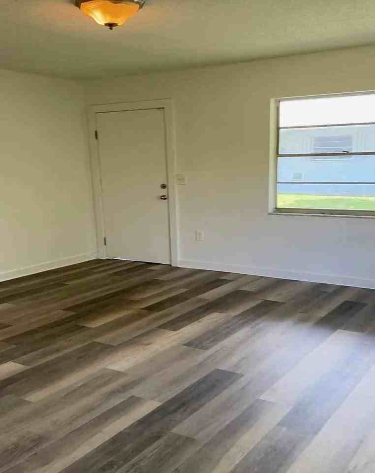 529 20th St W #D - Photo 5 of 9