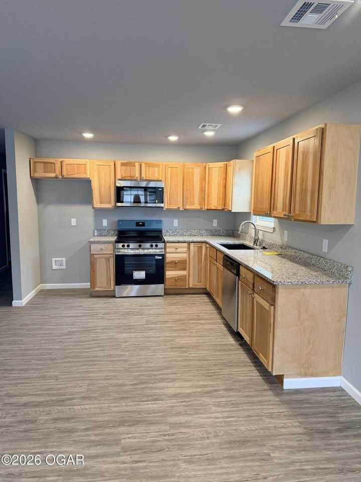 618 N Hall St #B - Photo 4 of 13