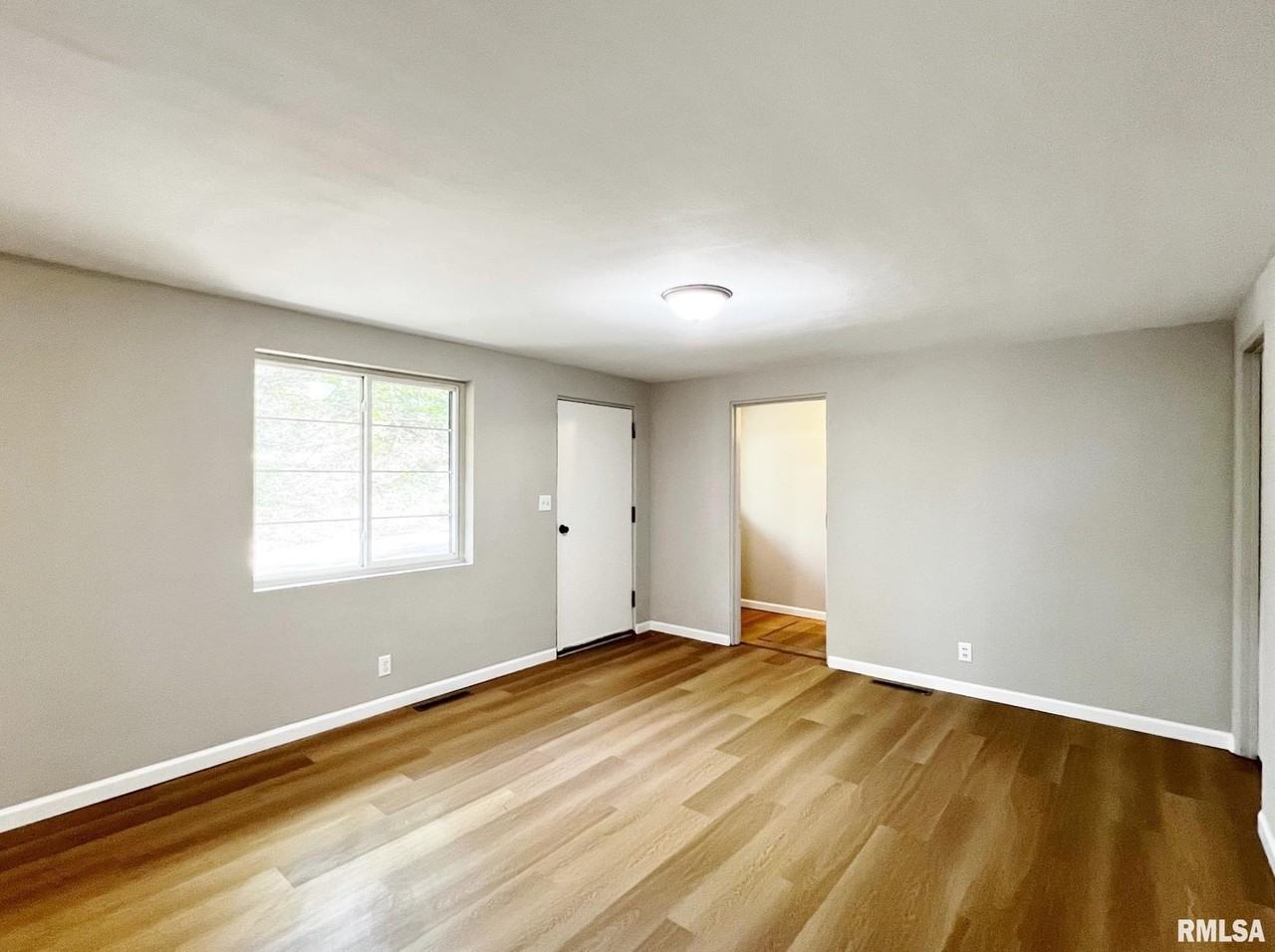 112 Oakdale St - Photo 4 of 15