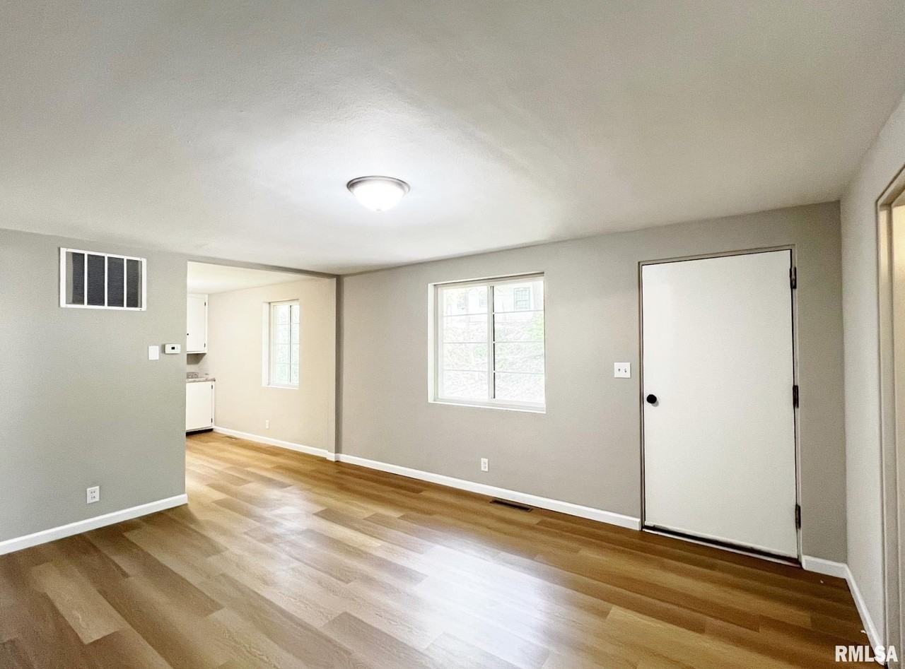 112 Oakdale St - Photo 5 of 15