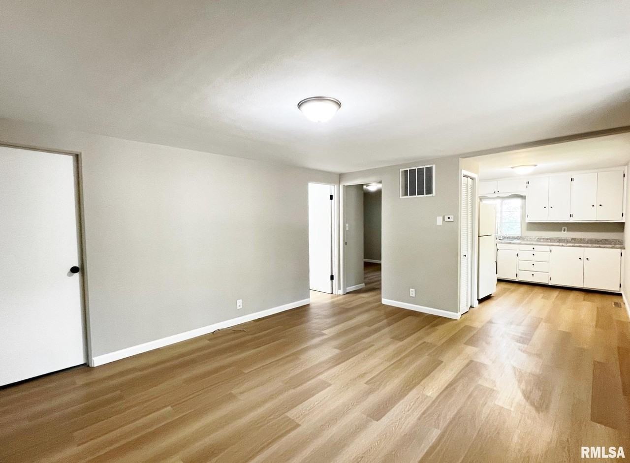 112 Oakdale St - Photo 7 of 15