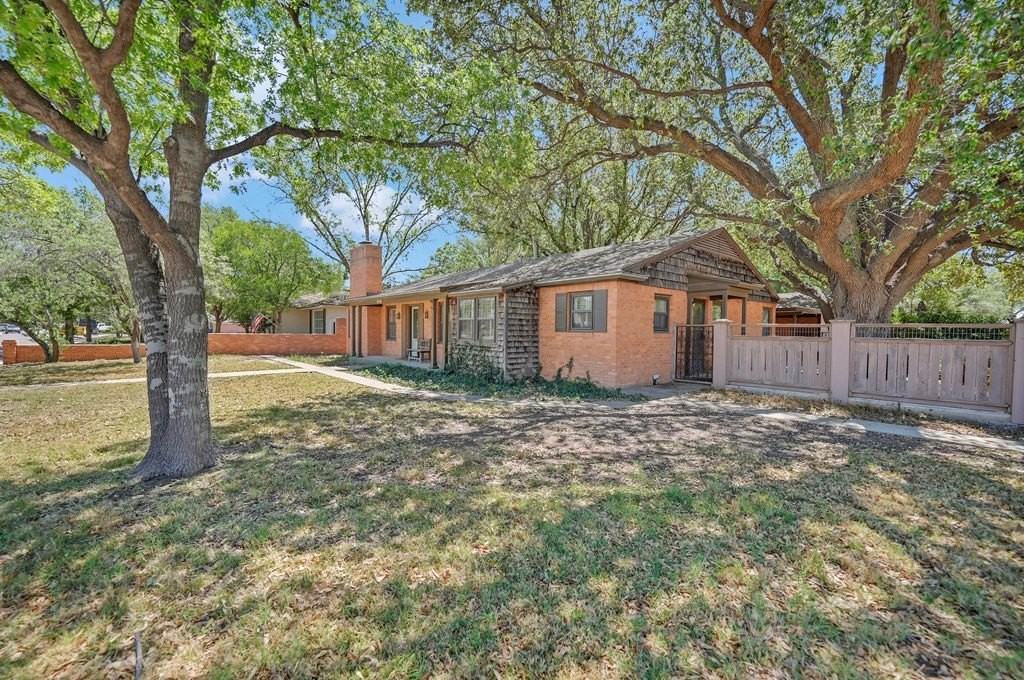 1511 Bedford Dr - Photo 3 of 32