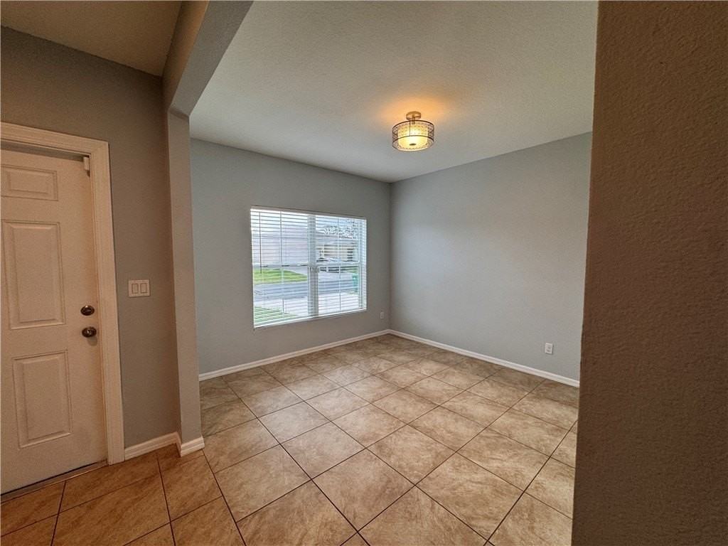 5274 Oakland Lake Cir - Photo 2 of 23