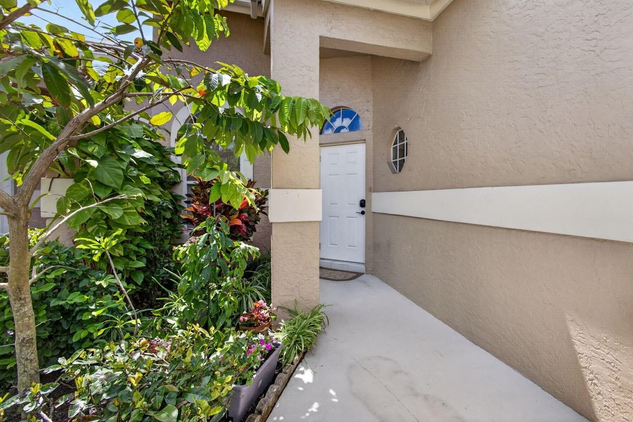 602 Sabal Palm Ln - Photo 3 of 50