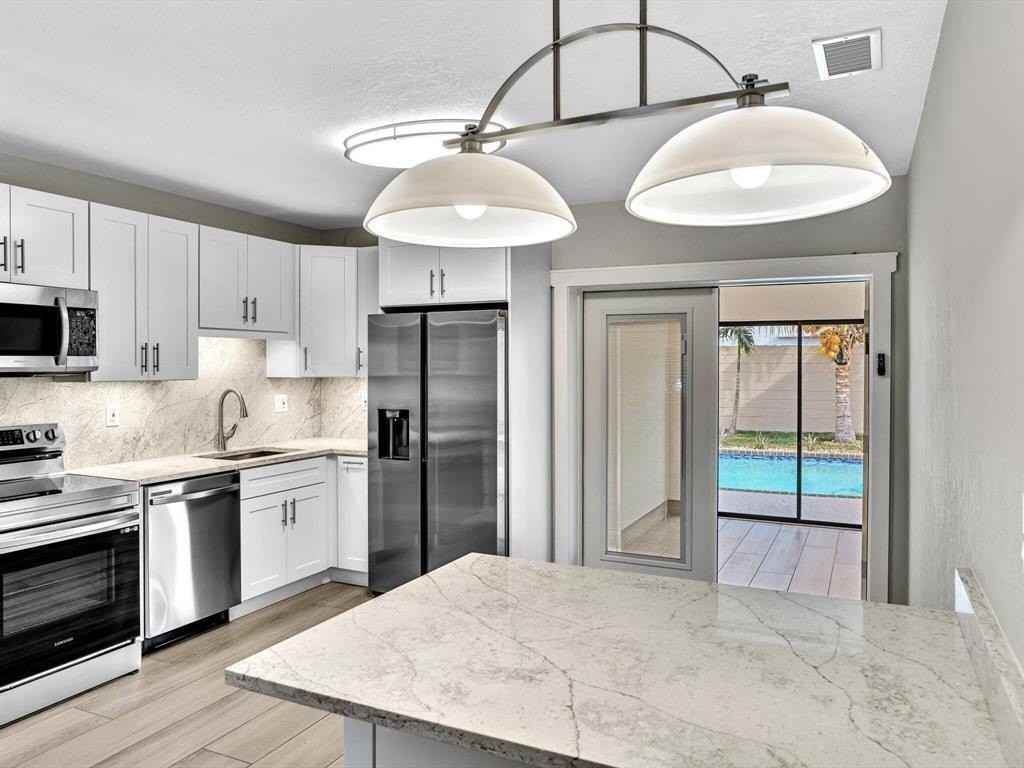541 Ne 18th St - Photo 5 of 21