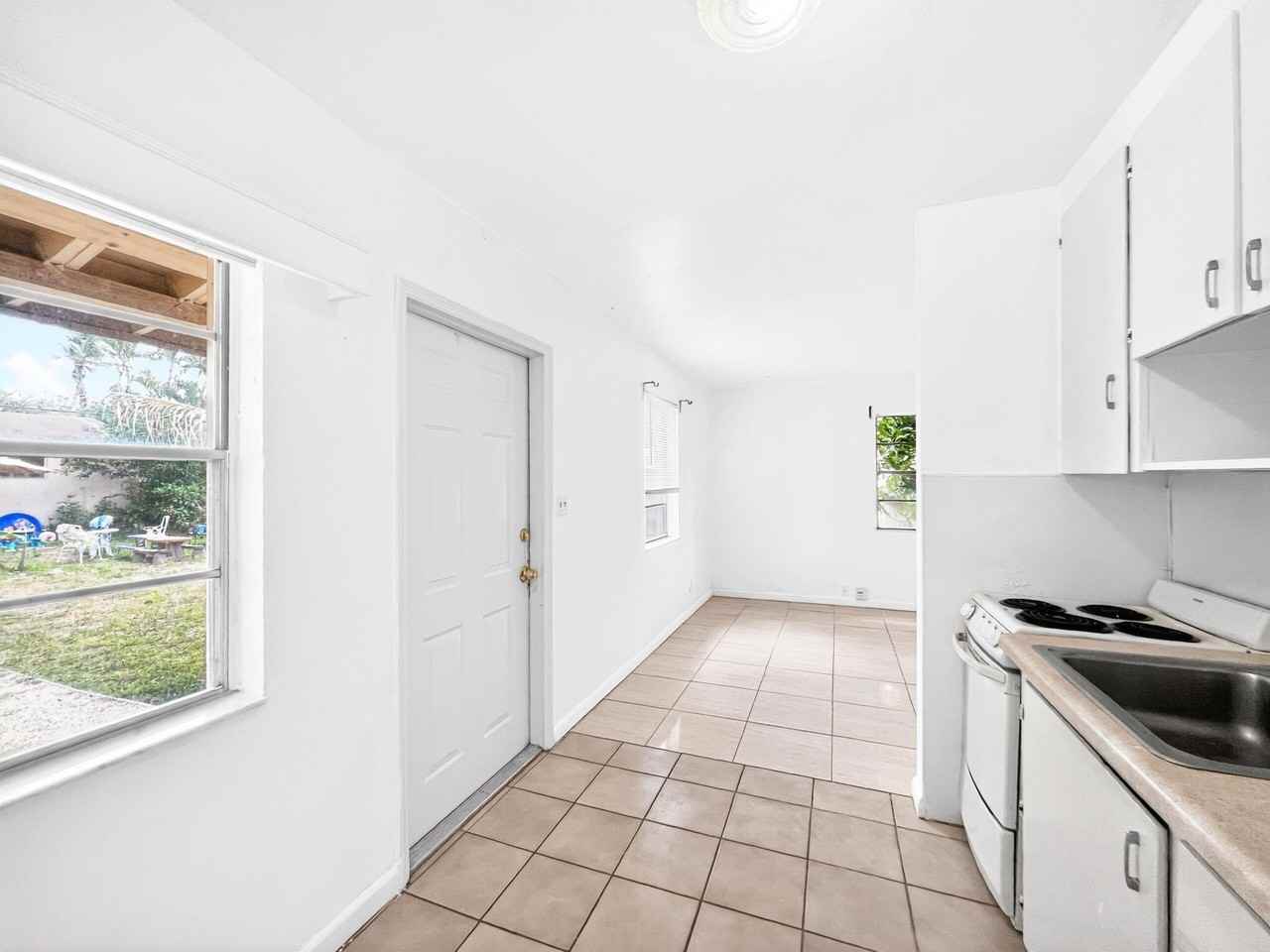 1612 N 58th Ave - Photo 3 of 20
