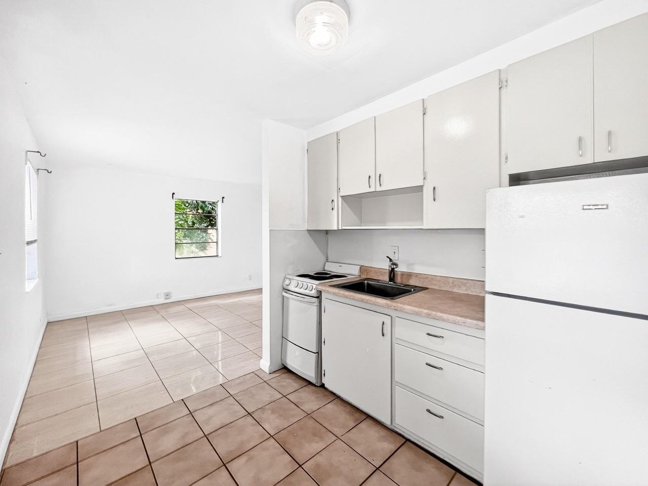1612 N 58th Ave - Photo 4 of 20