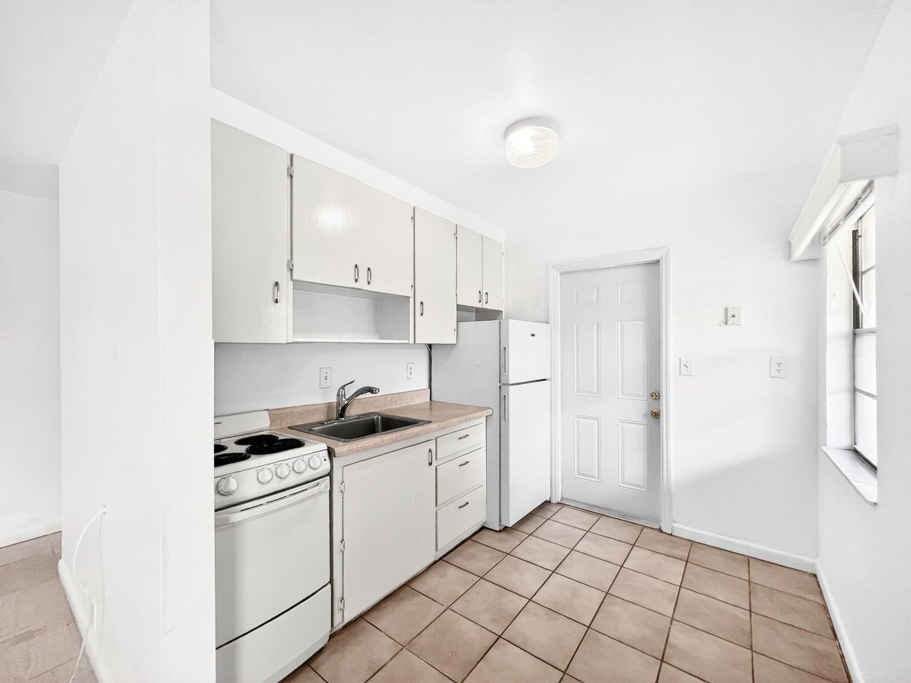 1612 N 58th Ave - Photo 7 of 20