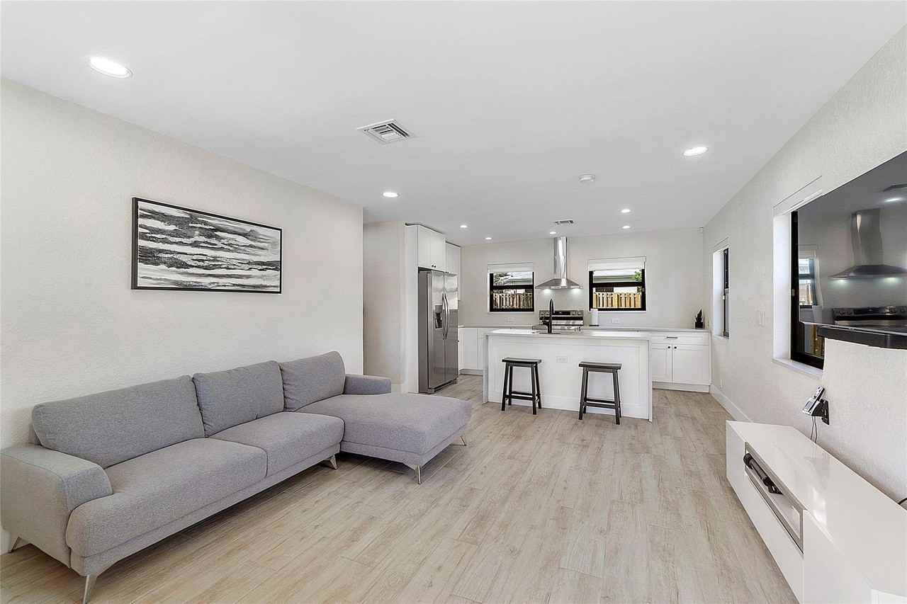 513 Nw 17th Ave - Photo 3 of 12