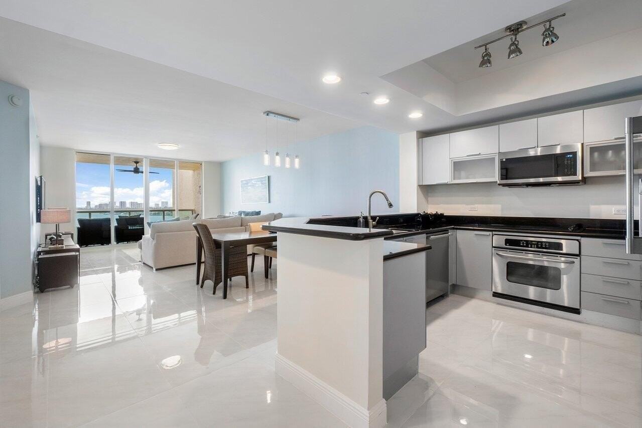 2650 Lake Shore Dr #1003