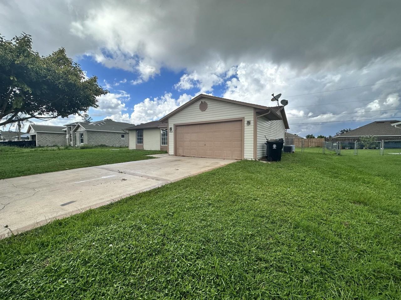 1021 Sw Dubois Ave - Photo 2 of 13