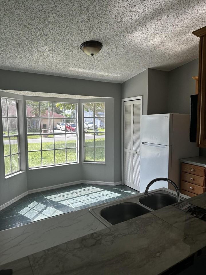 1021 Sw Dubois Ave - Photo 5 of 13