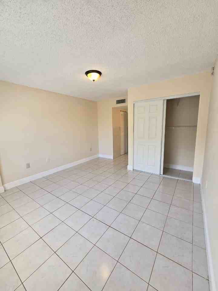 4304 Nw 9th Ave #1-3B - Photo 4 of 10