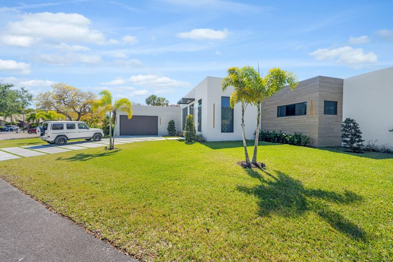 1000 Sw 93rd Ave - Photo 3 of 21