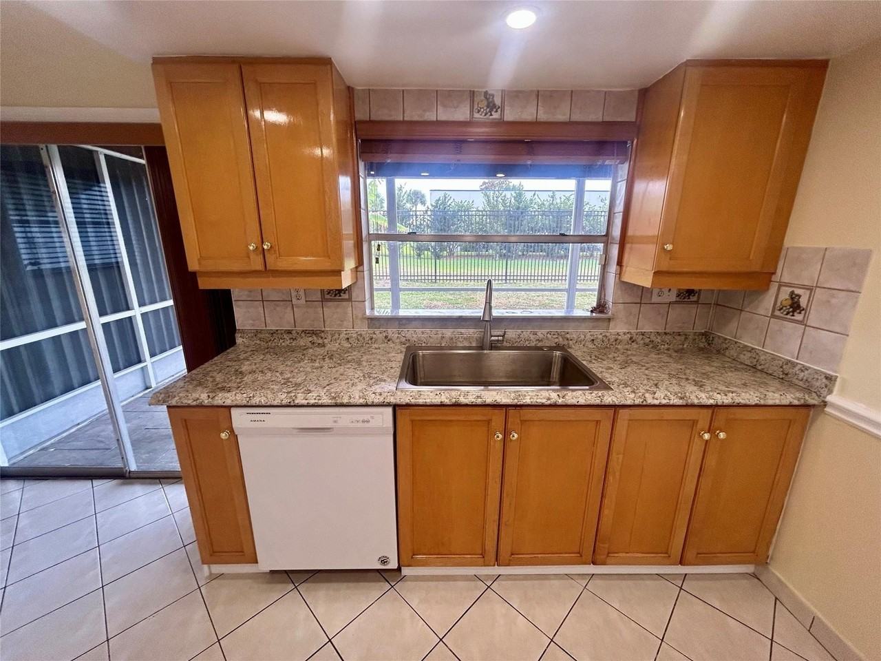 6730 Nw 9th St - Photo 4 of 28