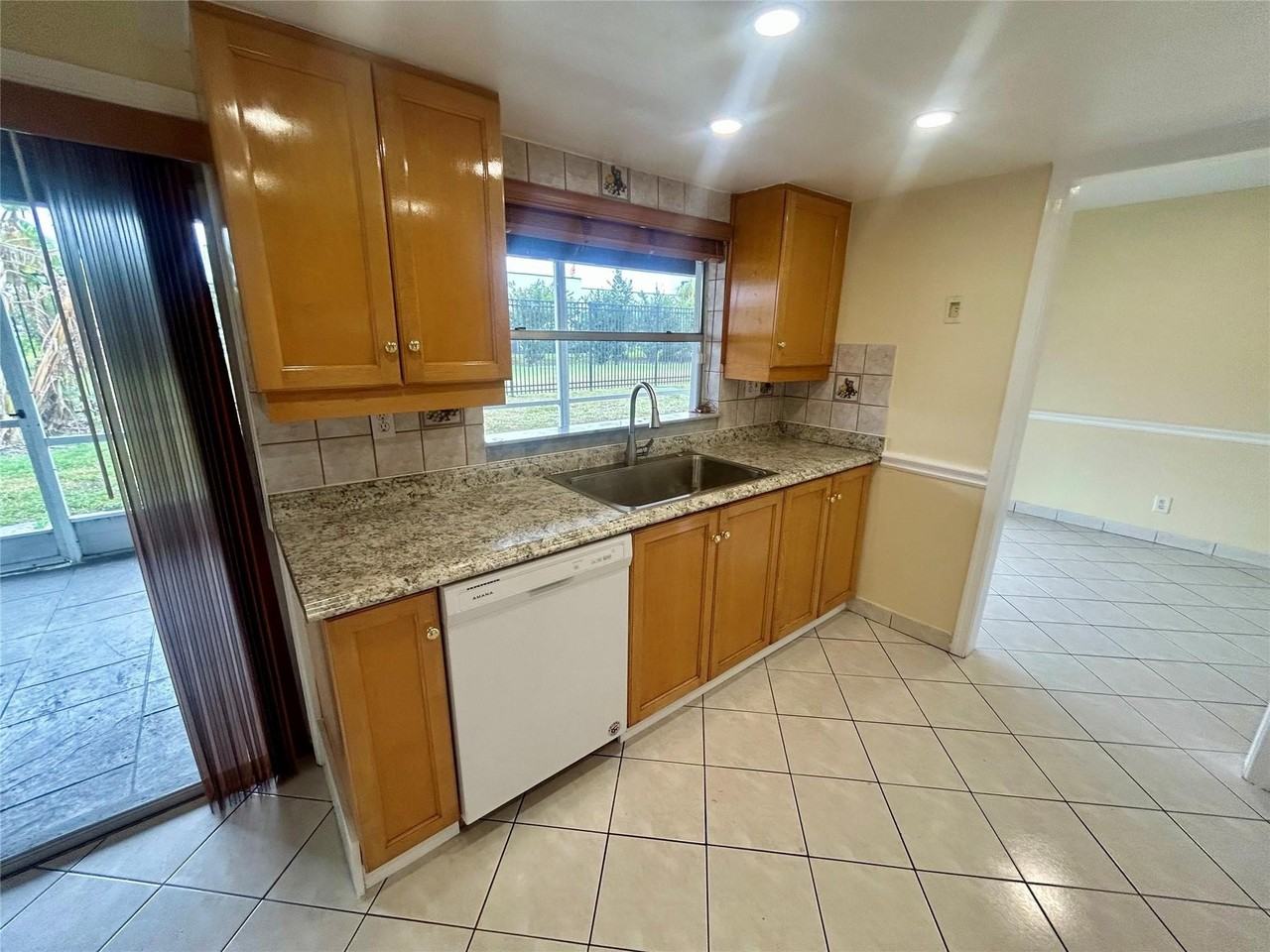 6730 Nw 9th St - Photo 5 of 28