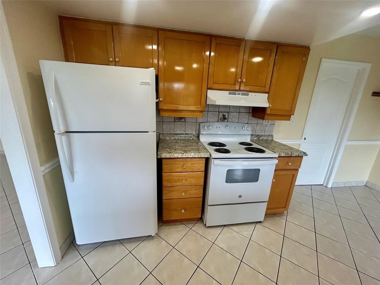 6730 Nw 9th St - Photo 6 of 28