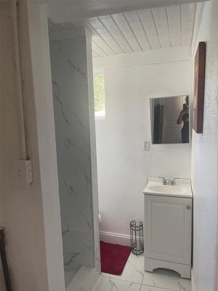 408 Sw 68th Ave - Photo 2 of 7
