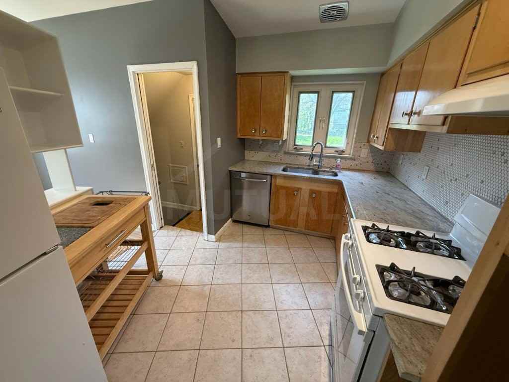23611 Bicking Ct - Photo 5 of 8