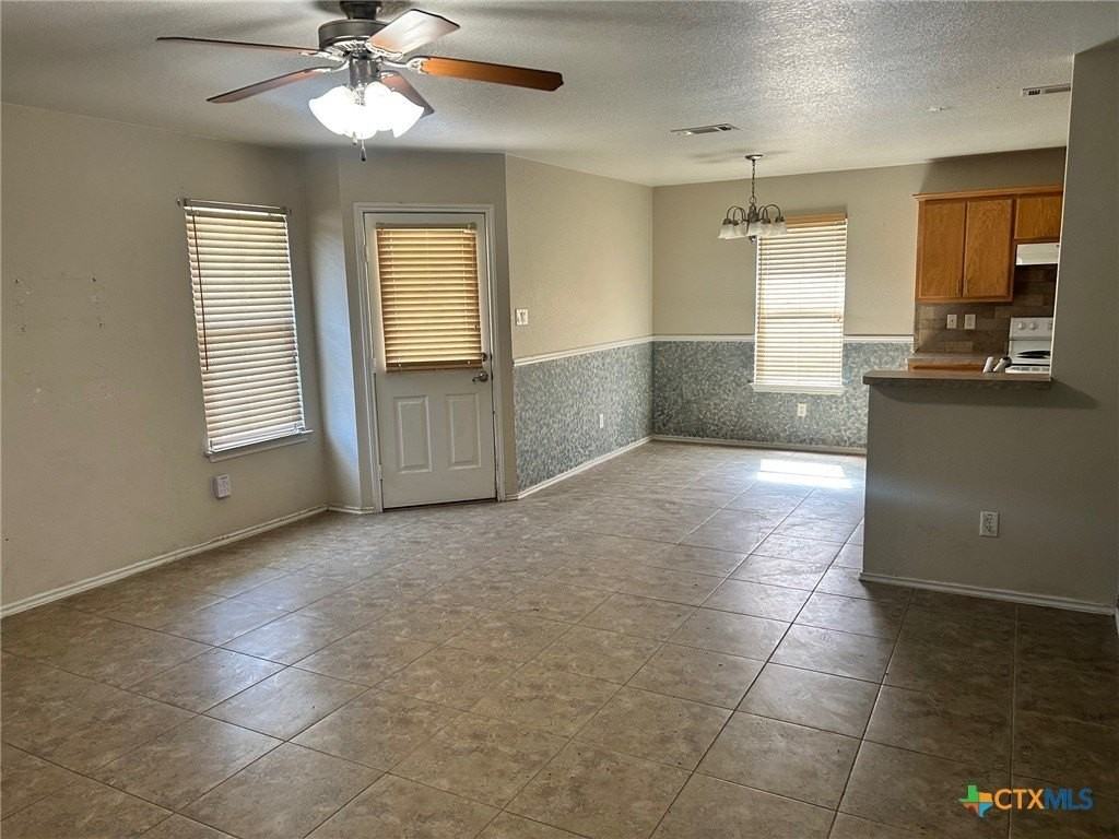 604 Redbud Dr - Photo 4 of 11