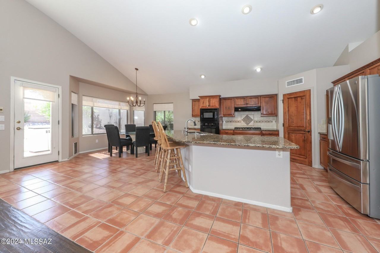 831 S Rincon Rising Rd - Photo 5 of 35