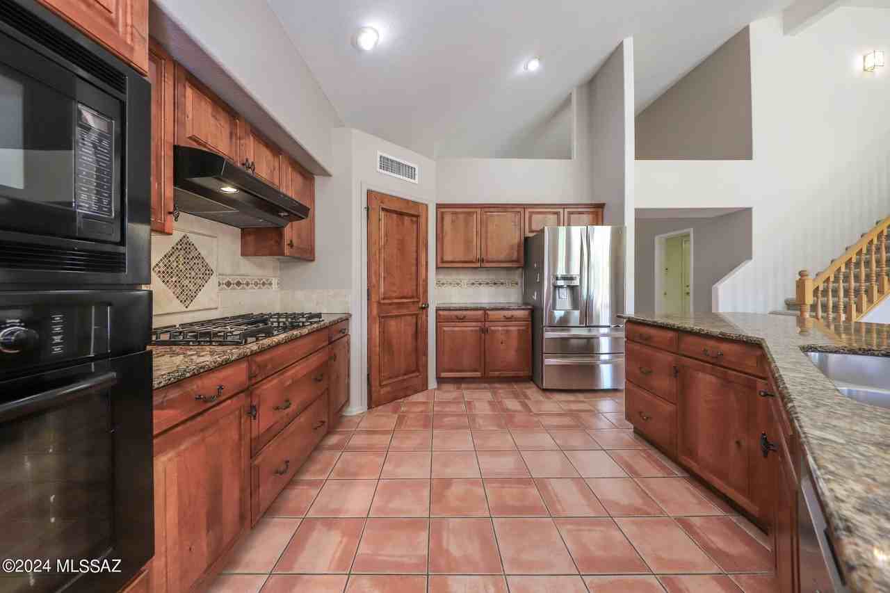 831 S Rincon Rising Rd - Photo 7 of 35