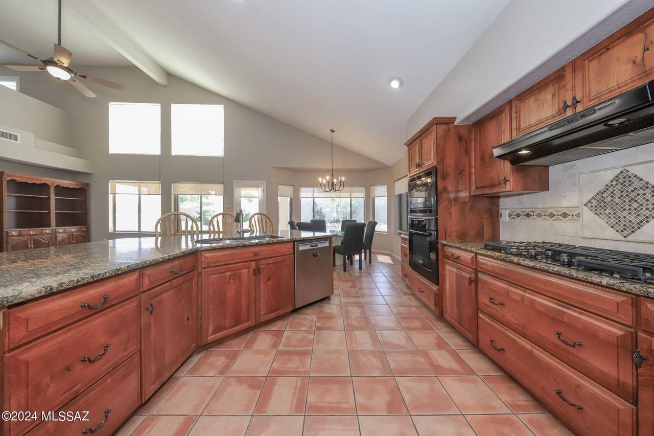 831 S Rincon Rising Rd - Photo 6 of 32