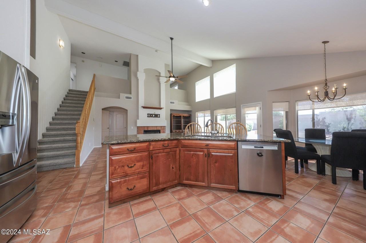 831 S Rincon Rising Rd - Photo 7 of 32