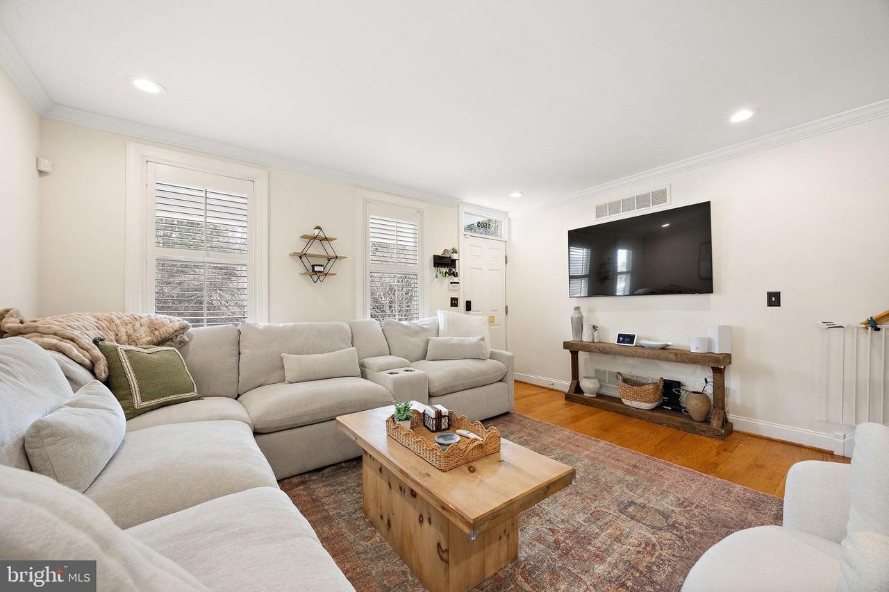 1503 N Scott St - Photo 5 of 31