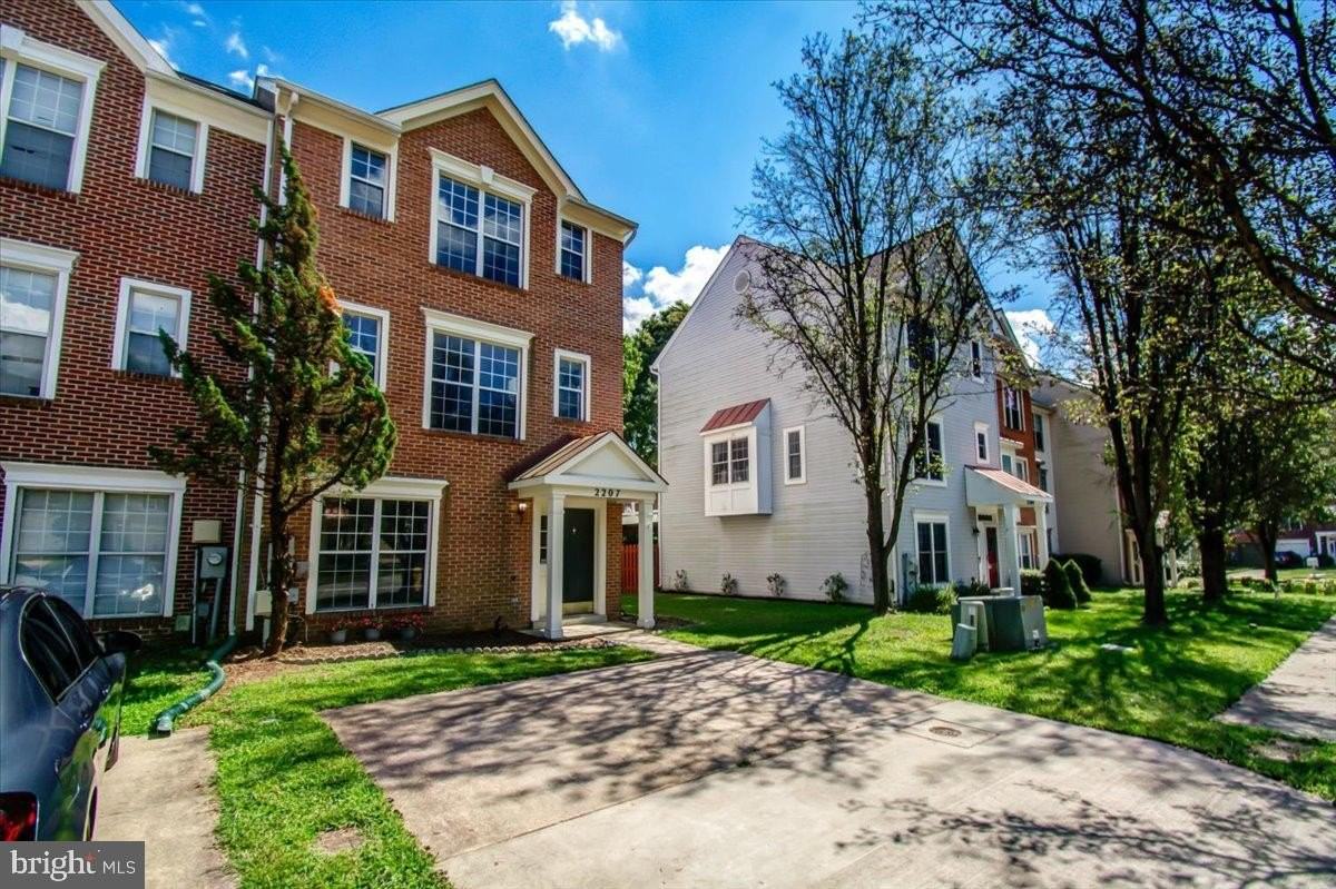 2207 Commissary Cir - Photo 2 of 50