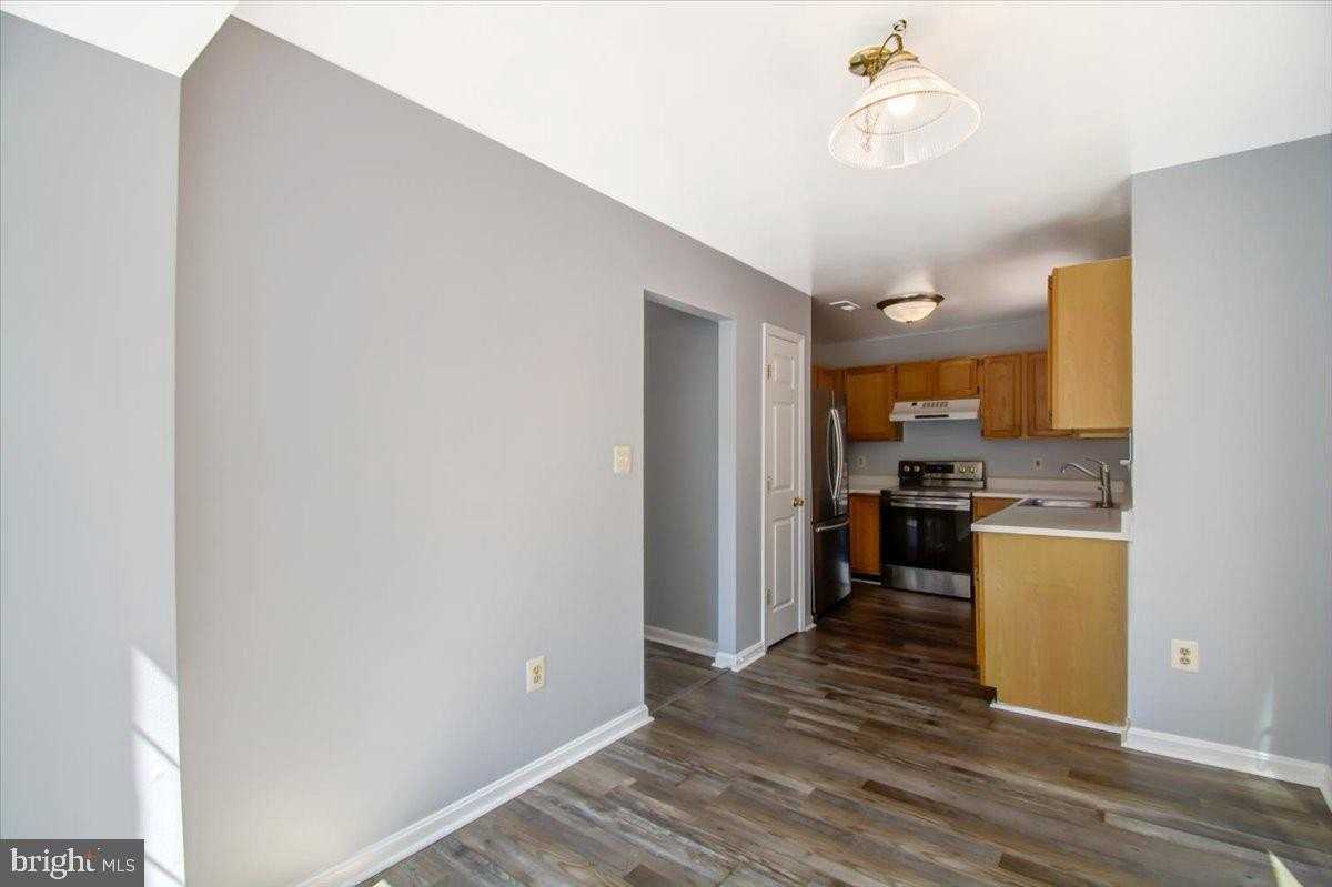 2207 Commissary Cir - Photo 4 of 50