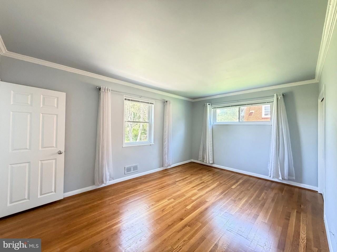 6 E Aylesbury Rd - Photo 2 of 11