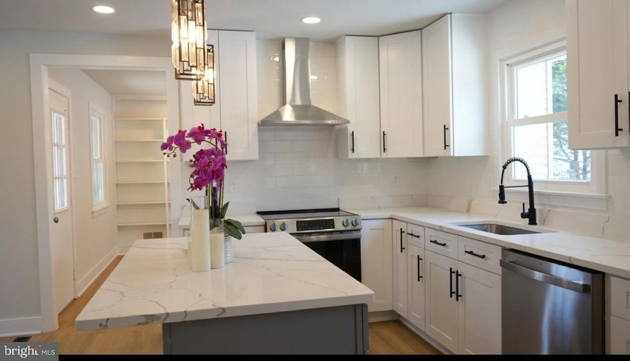 5114 Montgomery Rd - Photo 5 of 34