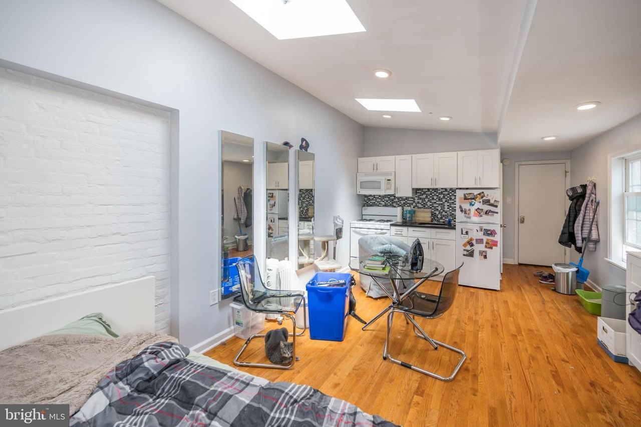 1116 Pine St #3R - Photo 4 of 10